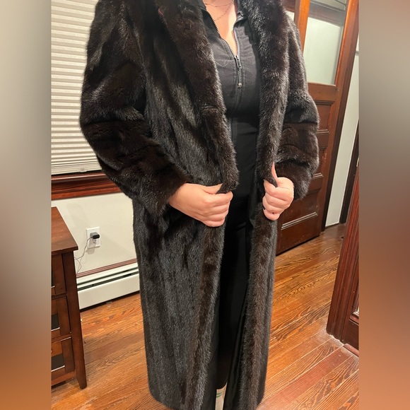 Classic full length black mink coat, excellent condition, 4 hook enclosures - Picture 6 of 11